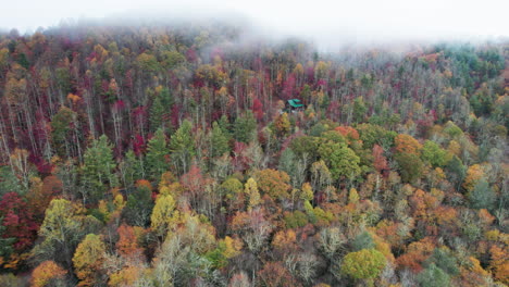 Tiro-De-Dron-De-Los-Colores-De-La-Montaña-De-Otoño-En-Las-Grandes-Montañas-Humeantes-De-Carolina-Del-Norte,-Con-Cabaña-De-Montaña-En-El-Bosque