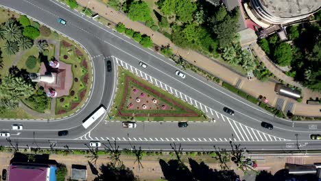 tiroteo de video aéreo. anillo de transporte. coches en la intersección. la vista desde la parte superior. tráfico ocupado durante el día. tráfico de la ciudad.