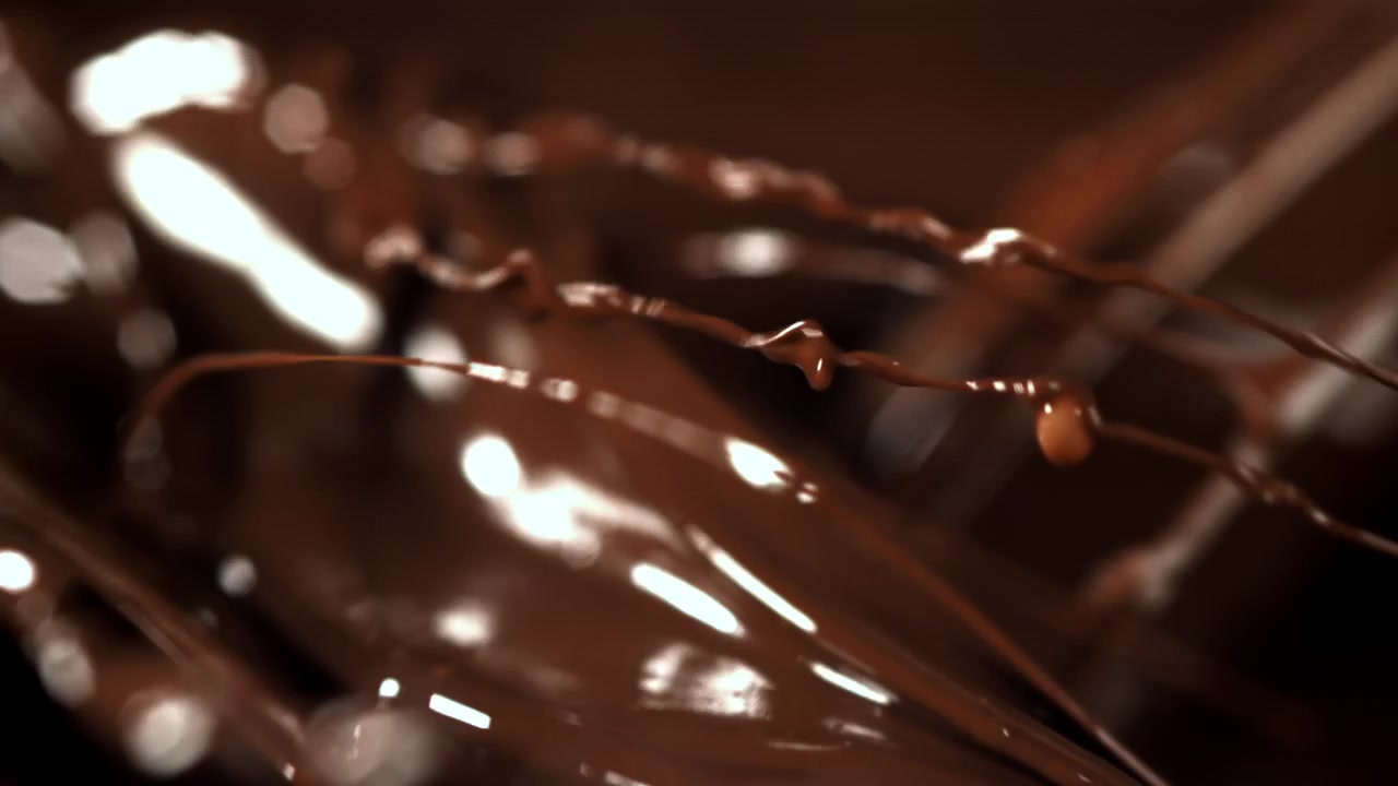 Delizioso cioccolato liquido che cola e si allunga al rallentatore