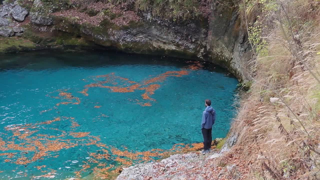 senderismo alrededor del ojo azul, cascada de grunas y en los alpes albaneses durante la temporada de otoño o la temporada de otoño
