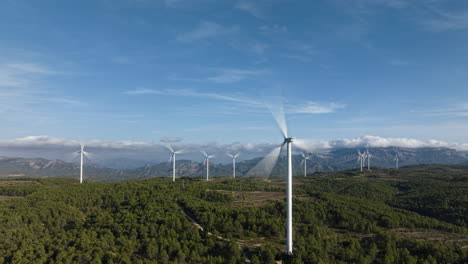 increíble escena de un parque eólico entre bosques y montañas