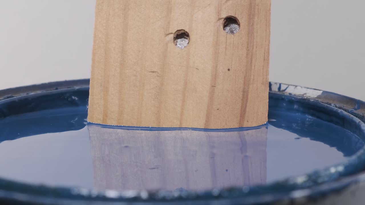 cerca de una tabla de madera bañada en pintura azul
