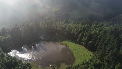 Schwenken-An-Der-Seite-Eines-Sees-Auf-Einem-Berg-Mexiko