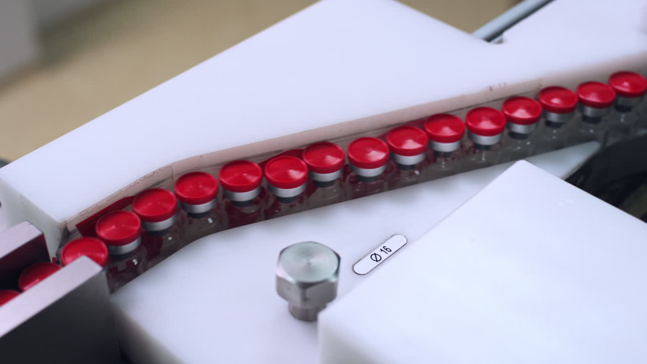 의약품 생산 라인. 컨베이어 라인에서 움직이는 의약품 병의 줄