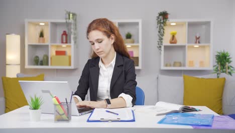 Mujer-Trabajadora-De-Oficina-En-Casa-Pensando-En-Problemas-De-La-Vida-Privada.