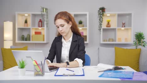 mujer trabajadora de oficina en casa pensando en problemas de la vida privada.