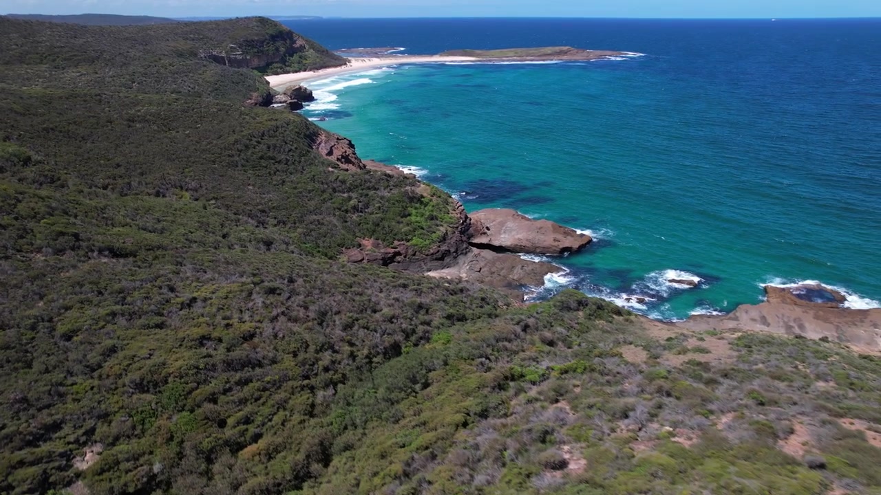 Flat Rocks Point, Timber Beach e Maktub Rock nel Nuovo Galles del Sud, Australia - Ripresa con drone.
