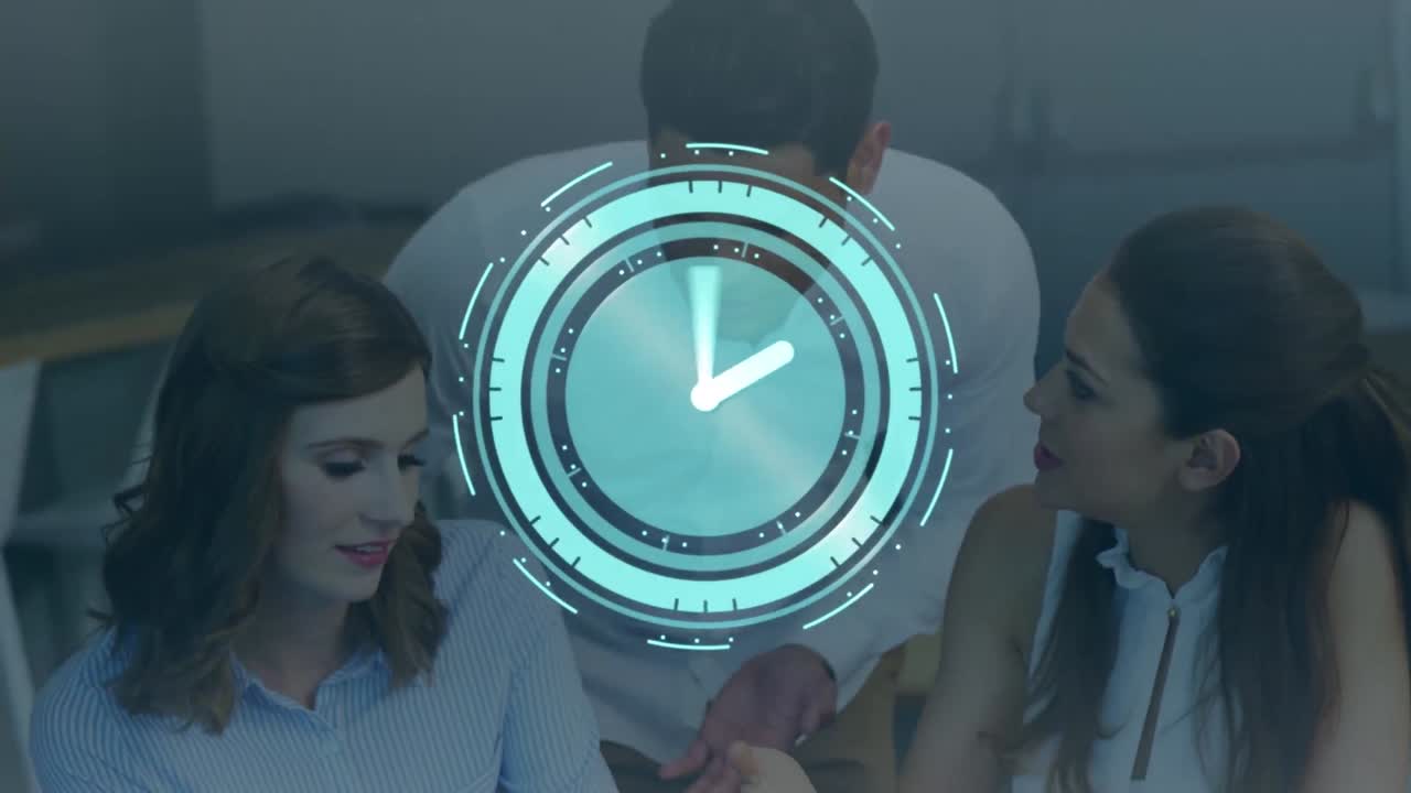 animación del reloj sobre la gente de negocios hablando