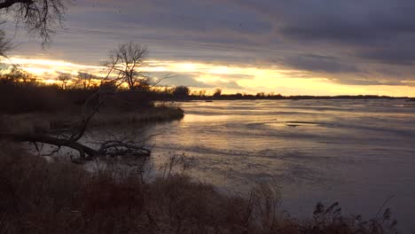 Aufnahme-Des-Platte-Flusses-In-Goldenem-Licht-In-Zentral-nebraska-In-Der-Nähe-Von-Kearney-2