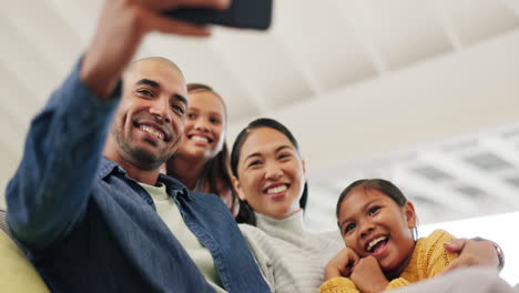 Familia,-Selfie-Y-Niños-Con-Padres-En-El-Sofá