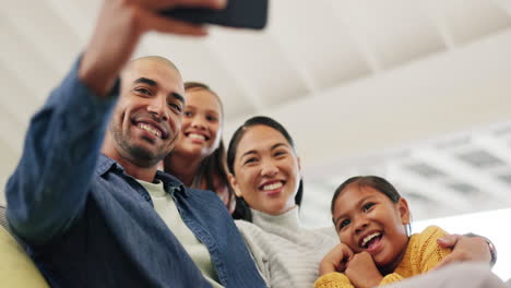 familia, selfie y niños con padres en el sofá
