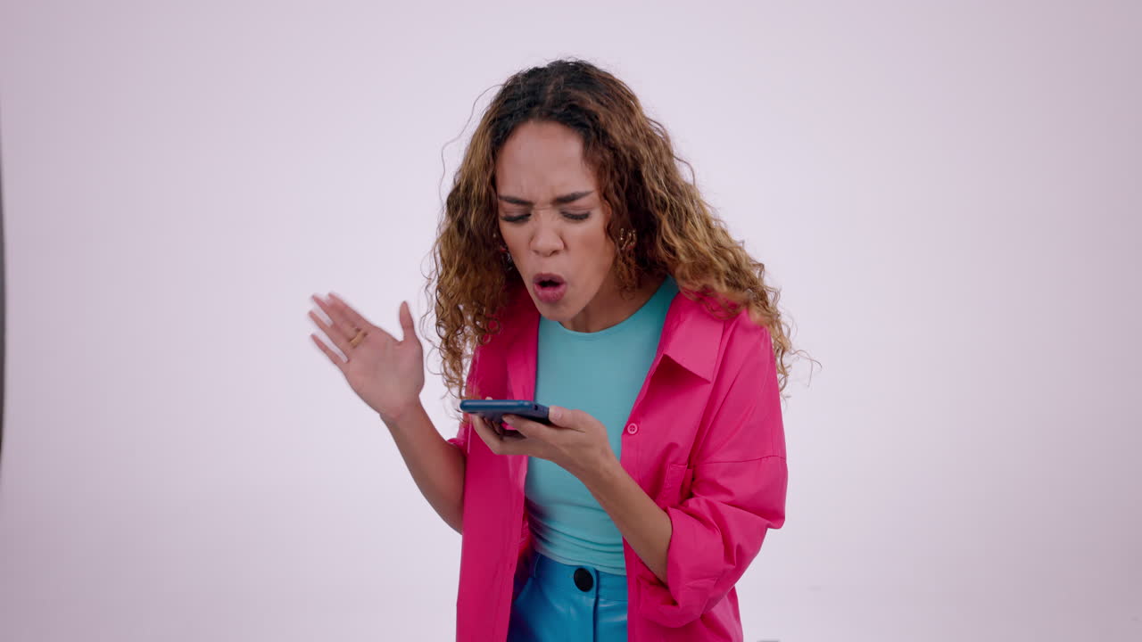 mujer, gritando y enojado con una llamada telefónica