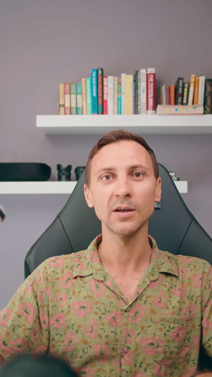 hombre haciendo una presentación o una llamada de video