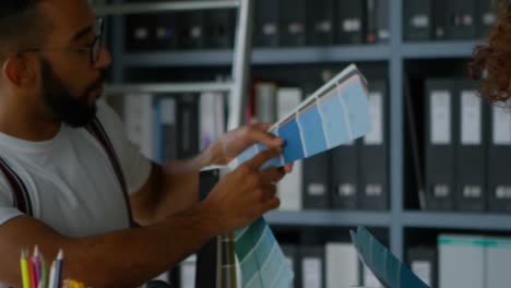 colegas de negocios discutiendo sobre muestras de color en el escritorio 4k