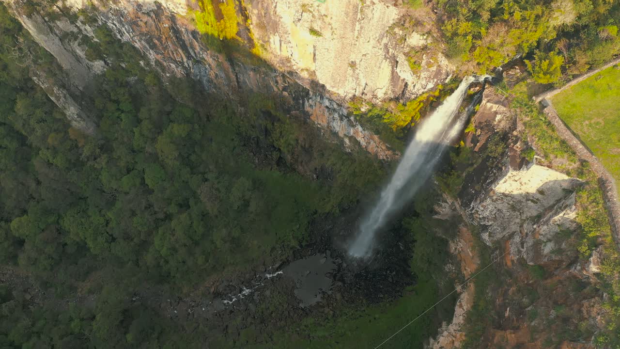vista aérea de arriba hacia abajo de la cascada de la selva tropical de la pared de roca grande ubicada en urubici, santa catarina, brasil