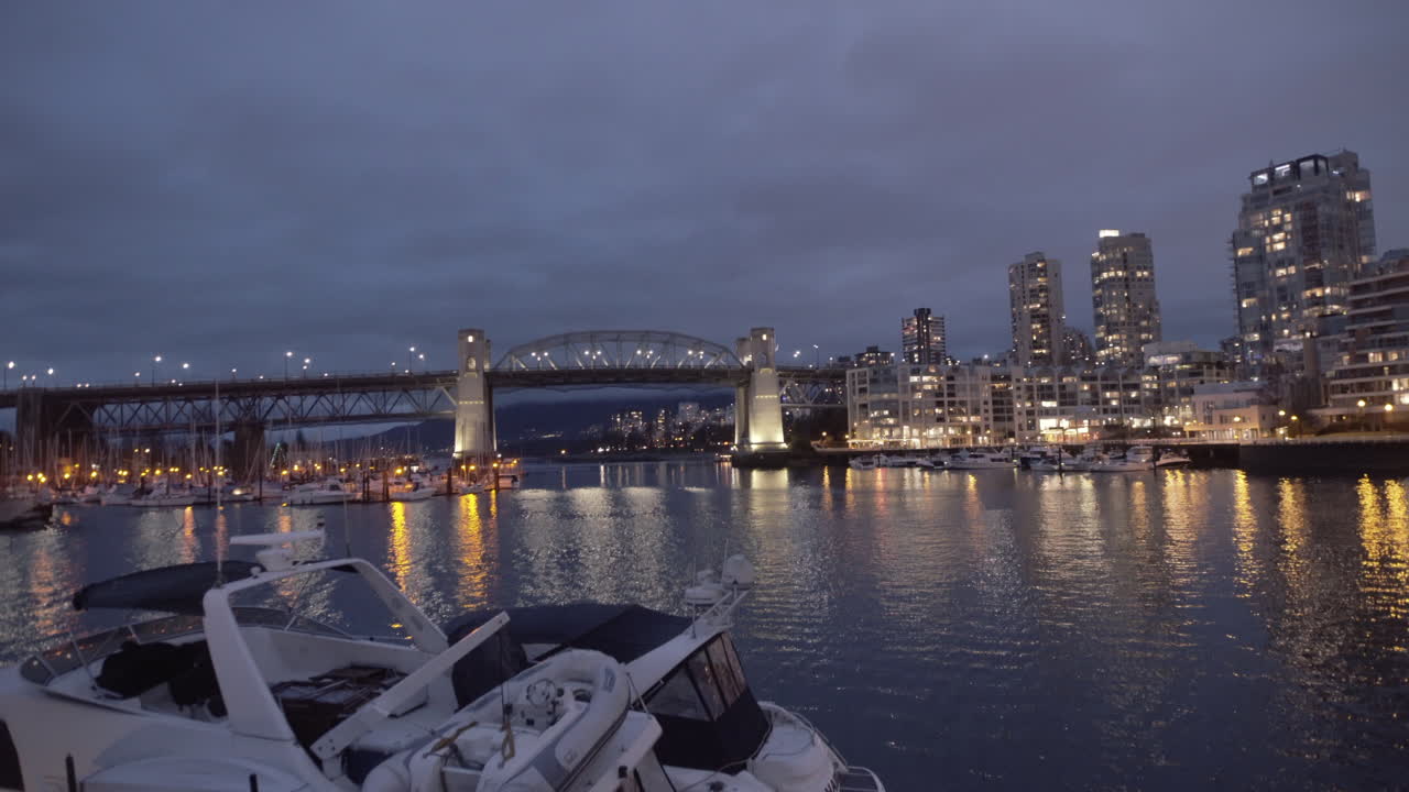 밤에 버라드 브릿지와 그랜빌 아일랜드 마리나의 광범위한 파노라마