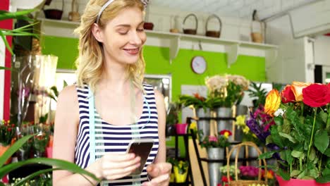 Floristin-Benutzt-Mobiltelefon-Im-Blumenladen