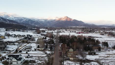 Vista-Aérea-De-Las-Casas-Del-Tracto-En-El-Paisaje-Nevado-En-Midway-Utah-En-Invierno