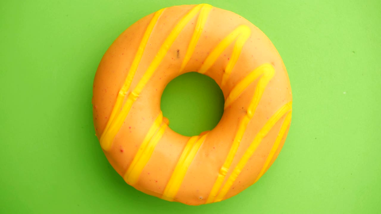 el donut glazado de primer plano.