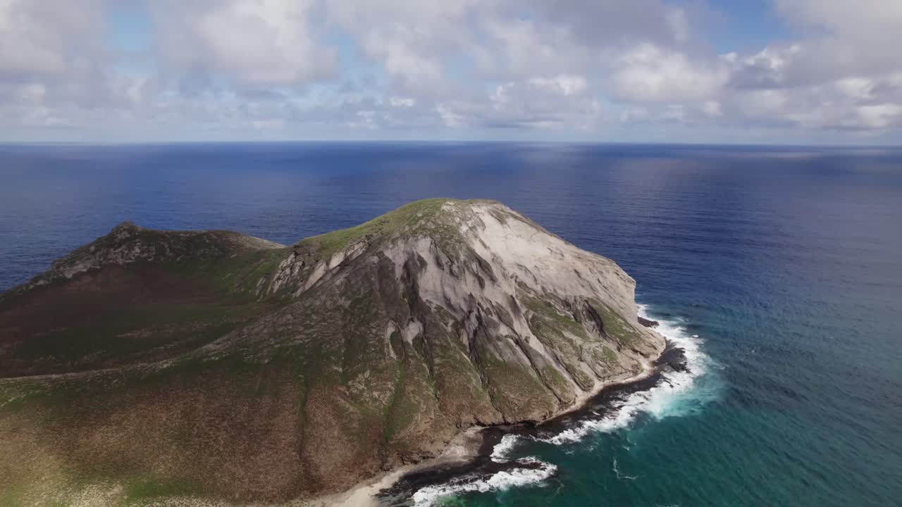 Drone flyover of Rabbit Island, also known as Mānana, revealing its volcanic terrain and surrounding turquoise waters off Oʻahu’s southeastern coast.