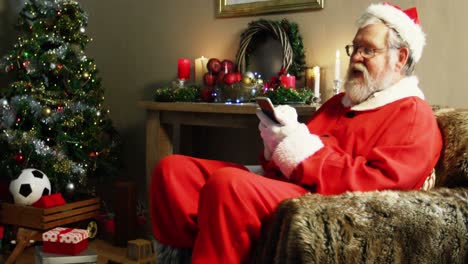 santa claus usando el teléfono móvil