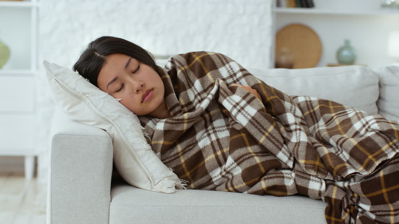 소파에 누워있는 아픈 여자