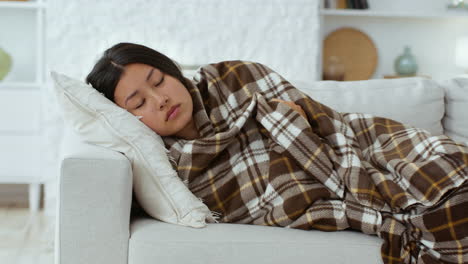 mujer enferma en el sofá