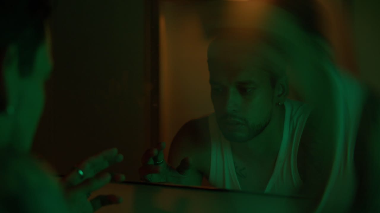 hombre mirando en el espejo