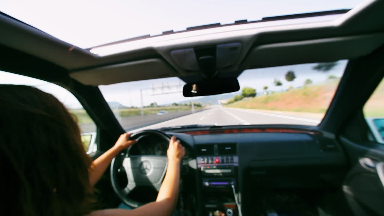 mujer conduciendo 03