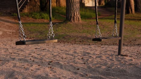 Columpios-Vacíos-Balanceándose-Solos-En-El-Viento