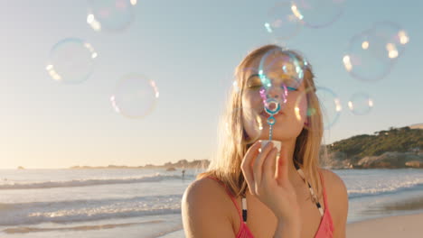 hermosa mujer soplando burbujas en la playa al atardecer disfrutando del verano divirtiéndose en vacaciones junto al mar