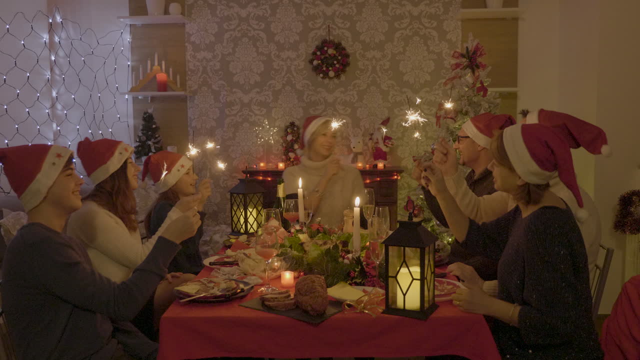 celebración de la cena de navidad en familia
