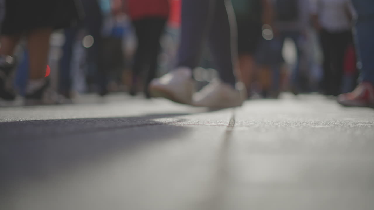 Folla di persone che camminano per strada