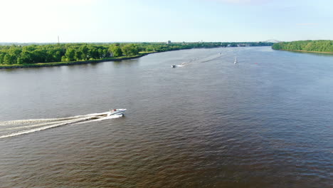 barcos de motor y vela en el río delaware en una hermosa tarde de primavera