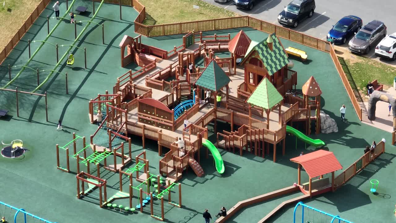 아이 들 은 놀이터 를 즐긴다