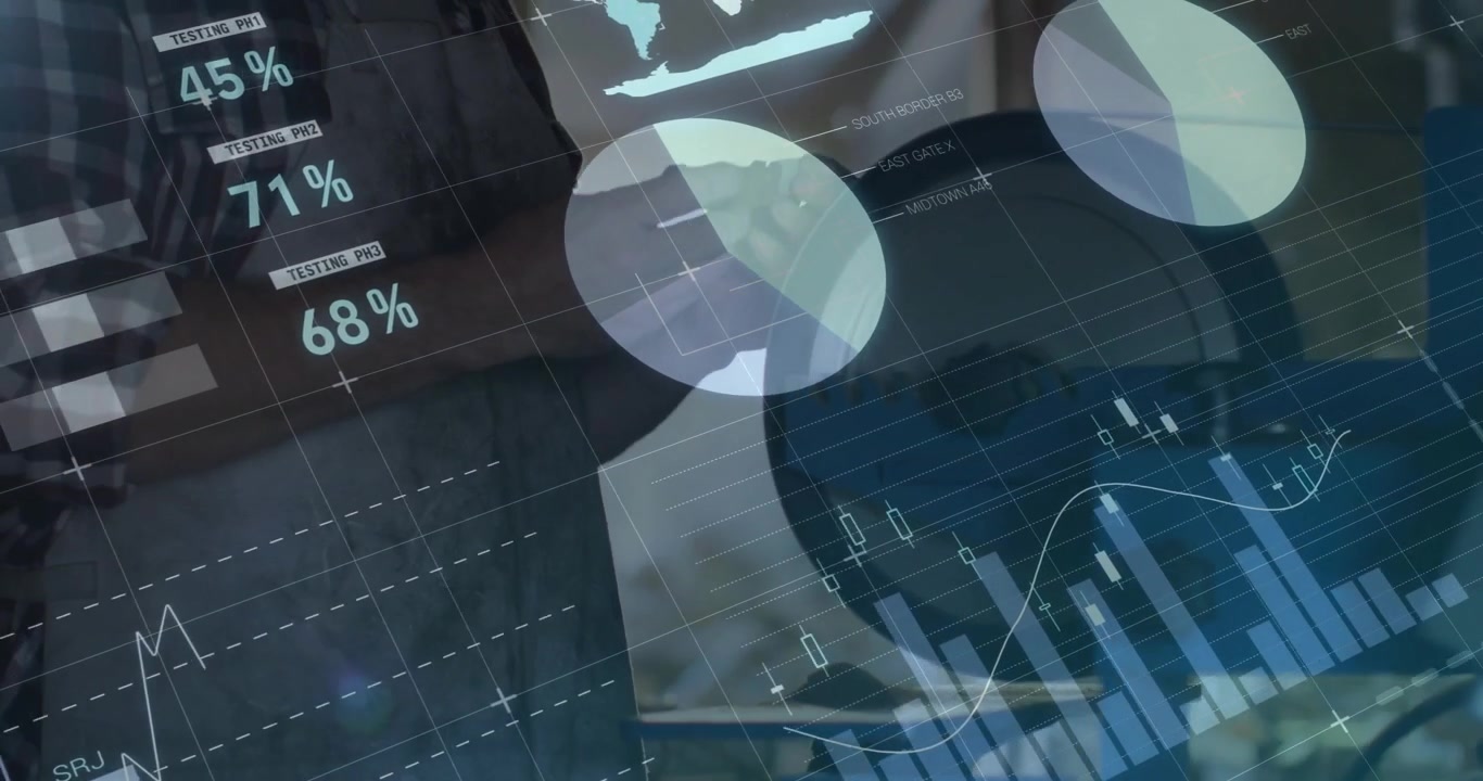 Uomo d'affari che analizza dati finanziari su interfaccia digitale