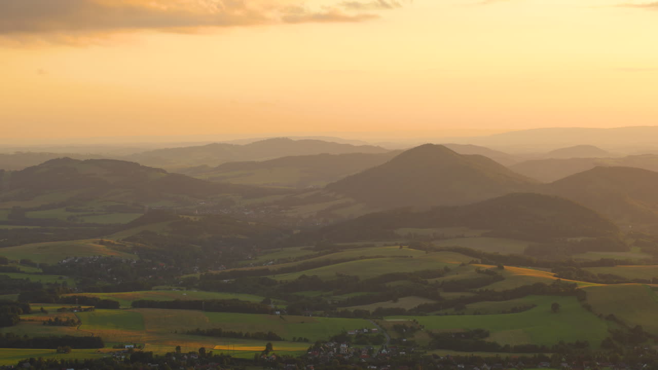 해가 질 때 황금빛 안개 속에서 산간 풍경을 축소해 보면 언덕이 베스키즈 지역 근처에 있는 계곡 들판 전체에 걸쳐 있습니다.