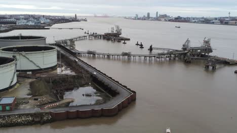 Drohnenansicht-Dolly-Links-über-Tranmere-Oil-Terminal-Birkenhead-Küste-Petrochemiehafen-Verteilung