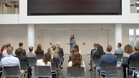 Publikum-Hört-Redner-Bei-Konferenzpräsentation-Zu