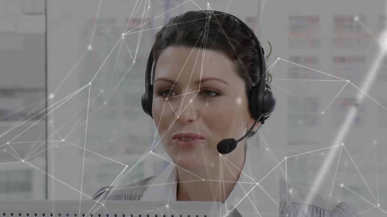 Animazione di reti di connessioni su una donna d'affari che usa auricolari telefonici