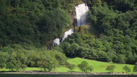una de las espectaculares cascadas del fiordo naeroy