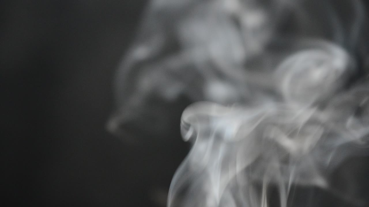Fumo su sfondo nero. C'è molto fumo da incendio