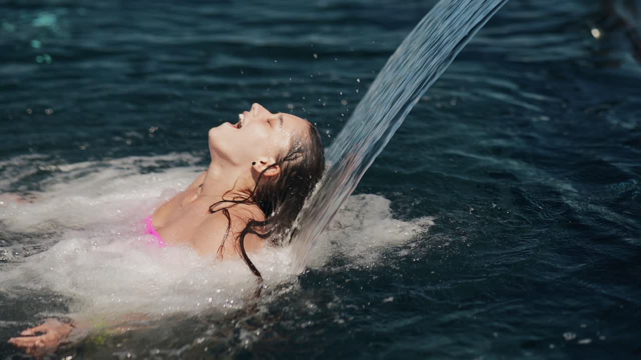 물 스프레이 를 즐기는 여자