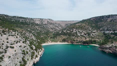 vista aérea sobre un acantilado costero con agua turquesa y pequeñas playas cerca del monasterio del arcángel miguel, barcos, thassos, grecia, europa