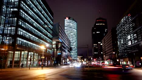 Berlín-Noche-Lapso-De-Tráfico-En-Potsdamer-Platz-Con-Rascacielos