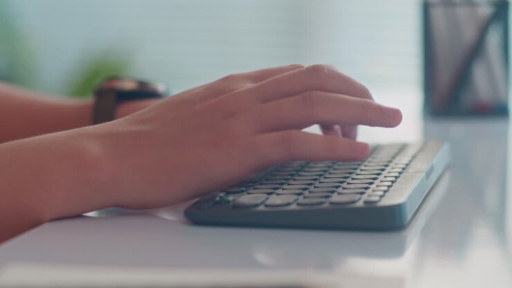 Hände eines Programmierers, der auf der Tastatur tippt
