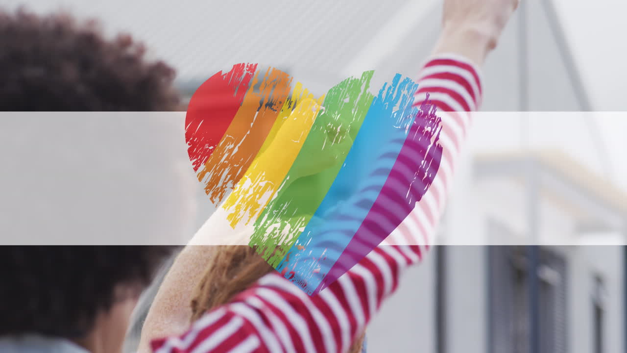 animación del corazón del arco iris sobre las manos de diversos manifestantes