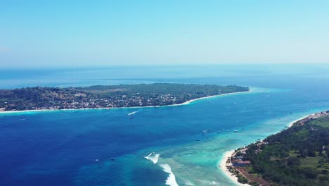 Paisaje-Marino-Con-Corriente-De-Mar-Azul-Turquesa-A-Través-De-Islas-Tropicales-Rodeadas-De-Olas-Blancas-Y-Playa-Exótica-En-Una-Mañana-Brillante-En-Bali