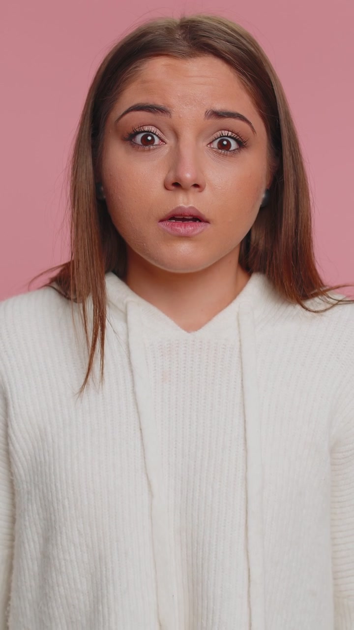 Mujer joven adulta impactada, cubriéndose los ojos con la mano y haciendo un gesto de alto, confundida, avergonzada y asustada de ver.