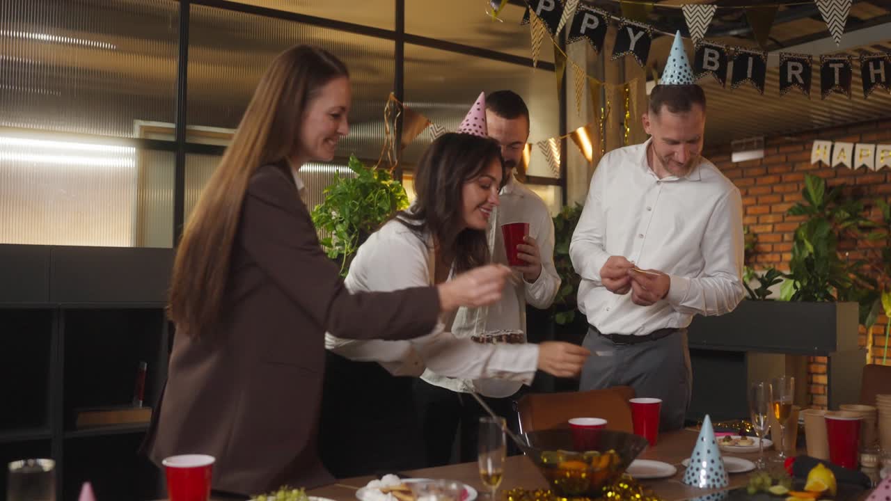 fiesta de cumpleaños en la oficina.